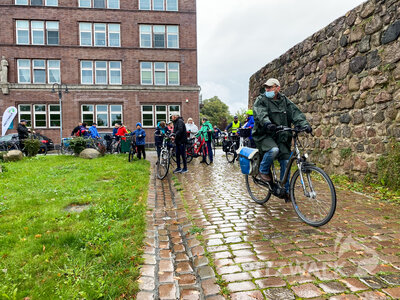 Immer an der Stadtmauer entlang.  (Bild vergr&ouml;&szlig;ern)