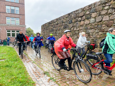 Immer an der Stadtmauer entlang.  (Bild vergr&ouml;&szlig;ern)