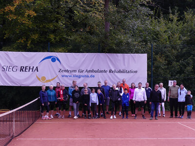 Alle Turnierteilnehmer auf einen Blick vor dem Banner unseres Premiumpartners 