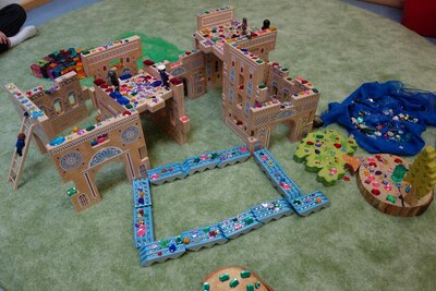Mit den M&auml;rchenbausteinen ist ein M&auml;rchenschloss entstanden.  (Bild vergr&ouml;&szlig;ern)