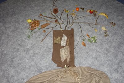 Wir haben uns mit B&auml;umen im Herbst besch&auml;ftigt und daraus ist diese Legearbeit entstanden.  (Bild vergr&ouml;&szlig;ern)