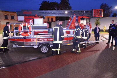 Foto des Albums: Übergabe des neuen Rettungsbootes an die Freiwillige Feuerwehr Perleberg