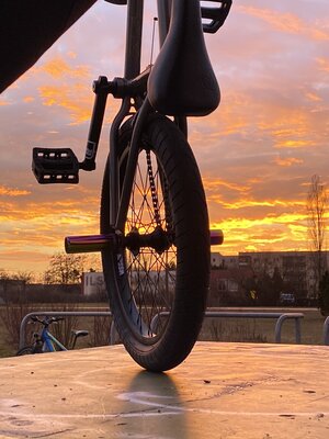 Vorschaubild: BMX-Bike auf Table mit Sonnenuntergang