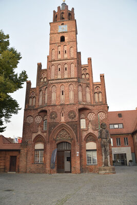 Vorschaubild: Das Alte Rathaus mit Roland.