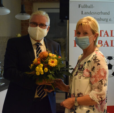 Vorschaubild: Ein Dankeschön des FLB-Präsidenten Jens Kaden an Katrin Riethdorf, Ehefrau des Preisträgers.