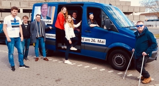 Bild: Gemeinsame Anfahrt mit dem Wahlkampfbulli von MdEP Jens Gieseke