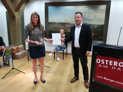 Kathrin Linder mit B&uuml;rgermeister Augat  (Bild vergr&ouml;&szlig;ern)