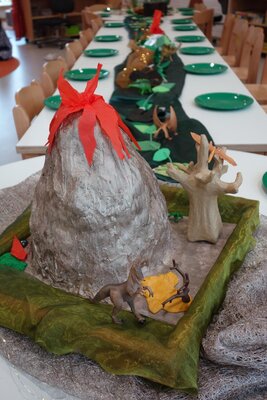 Dinosauriergeburtstagsparty: die Tafel ist gedeckt.  (Bild vergr&ouml;&szlig;ern)