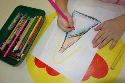 Am Maltisch entstehen Kunstwerke.  (Bild vergr&ouml;&szlig;ern)