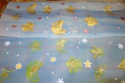 Laternenpapier mit Sonne, Mond, und Sternen. Glitzer darf nicht fehlen!  (Bild vergr&ouml;&szlig;ern)