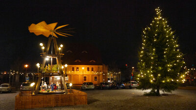 Vorschaubild: Weihnachtsbaum und Pyramide auf dem Großräschener Marktplatz Foto: I  Paulick