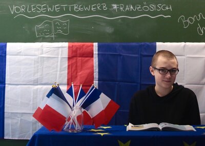 Foto des Albums: Sprachkompetente Schüler lesen auf Französisch (09.11.2020)