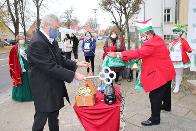 Foto des Albums: Falkenseer Narren beginnen die fünfte Jahreszeit am Rathaus