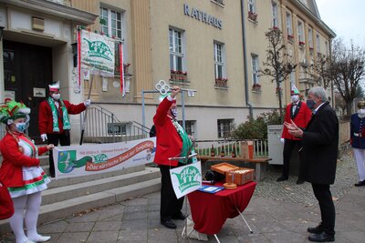 Foto des Albums: Falkenseer Narren beginnen die fünfte Jahreszeit am Rathaus