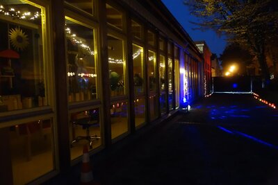 Unser Kindergarten leuchtet!  (Bild vergr&ouml;&szlig;ern)