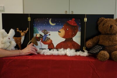 Das Erz&auml;hltheater vom B&auml;ren Benno begeisterte die Kinder.  (Bild vergr&ouml;&szlig;ern)