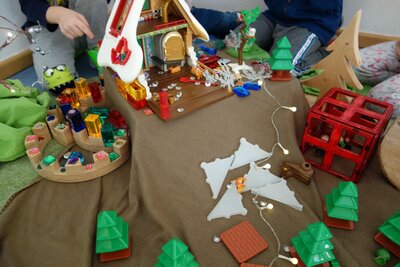 Mit der Kulisse k&ouml;nnen die Kinder das M&auml;rchen nacherz&auml;hlen und spielen.  (Bild vergr&ouml;&szlig;ern)