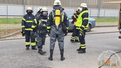 Einsatzkr&auml;fte mit PSA 
