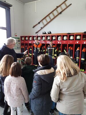 Foto des Albums: Besuch bei der Feuerwehr (16. 12. 2019)