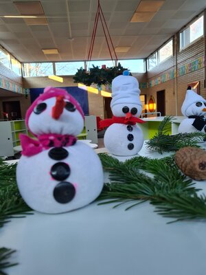 Vorschaubild: Schneemänner in der Eingangshalle