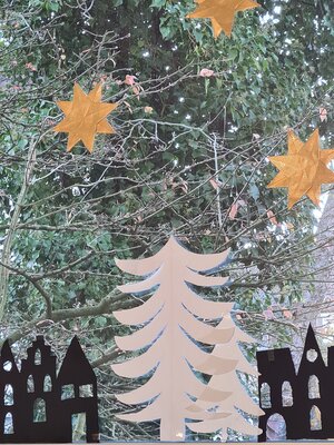 Vorschaubild: Weihnachtsschmuck der Klasse 4 im Kunstraum