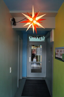 Vorschaubild: Herrnhuter Stern im Eingang der Kita Haus Kunterbunt