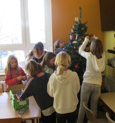 Foto des Albums: Weihnachtsvorbereitungen in der Grundschule (01. 12. 2020)