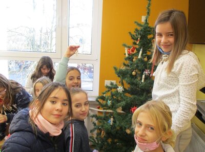 Foto des Albums: Weihnachtsvorbereitungen in der Grundschule (01. 12. 2020)