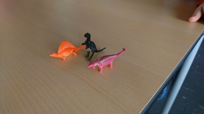Geschl&uuml;pfte Dinos 