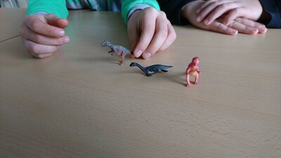 Geschl&uuml;pfte Dinos 