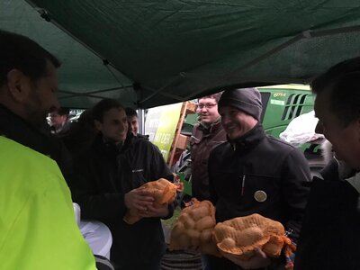 Foto des Albums: Gespräche über Nitratkulisse und Insektenschutz mit Umweltminister Lies beim Spatenstich zum Deichbau