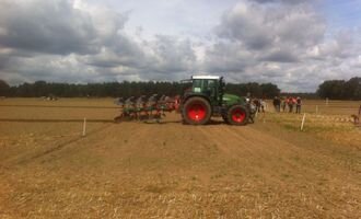 Foto des Albums: Landwirte messen sich im Leistungspflügen