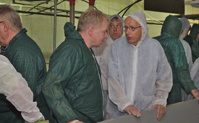 Foto des Albums: Anton Hofreiter im Gespräch mit dem BVNON auf dem Hof von Karl Harless im LK Uelzen