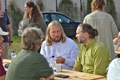 Foto des Albums: Anton Hofreiter im Gespräch mit dem BVNON auf dem Hof von Karl Harless im LK Uelzen