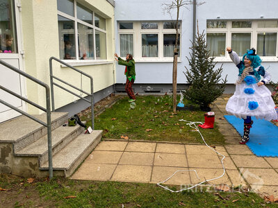 In der Kita Tausendf&uuml;&szlig;ler traten die K&uuml;nsler und der Weihnachtsmann zm zweiten Mal auf.  (Bild vergr&ouml;&szlig;ern)