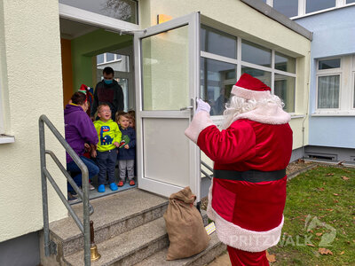 In der Kita Tausendf&uuml;&szlig;ler traten die K&uuml;nsler und der Weihnachtsmann zm zweiten Mal auf.  (Bild vergr&ouml;&szlig;ern)