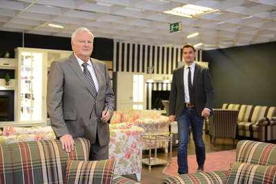 Vorschaubild: Gerold und Lars Schellstede im Möbelzentrum Großräschen