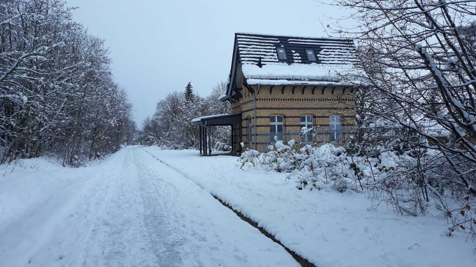 Bild : Bahnhofsgebäude am Radwanderweg