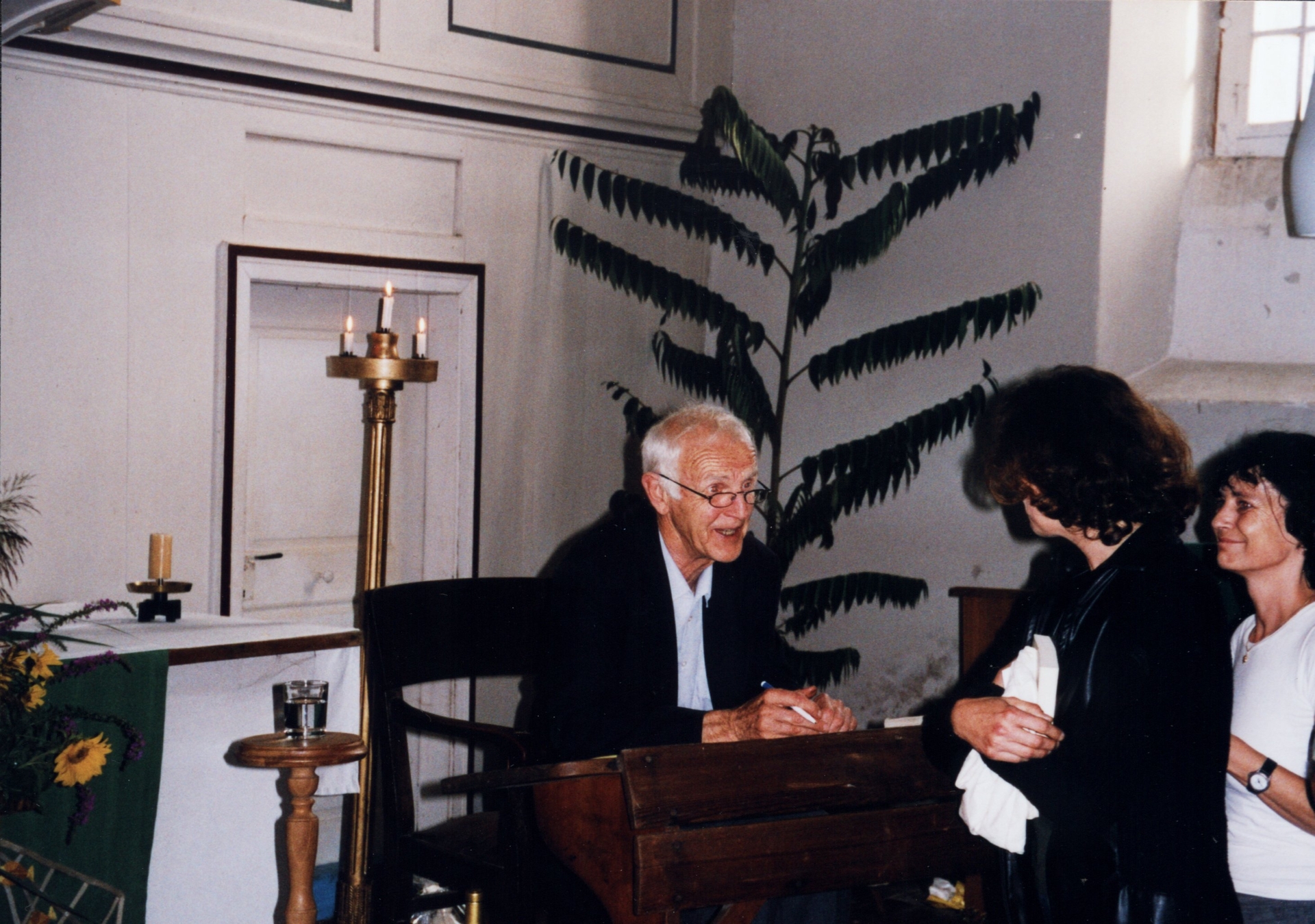 Bild : immer noch ein Gespräch während der Signierung seiner Bücher
