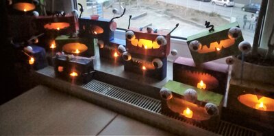 Im Kunstunterricht k&ouml;nnen die Kinder kreativ sein. Sie lernen verschiedene Techniken, um mit Farben und Materialien zu arbeiten. Die Kinder gestalten eigene Werke und lernen, wie sie ihre Ideen umsetzen k&ouml;nnen. Es gibt viele M&ouml;glichkeiten, sich k&uuml;nstlerisch auszudr&uuml;cken, z.B. durch Malen, Basteln und Gestalten.  (Bild vergr&ouml;&szlig;ern)