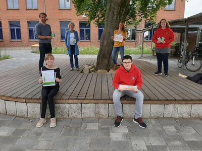 Flex-Klasse  nimmt Preis entgegen 