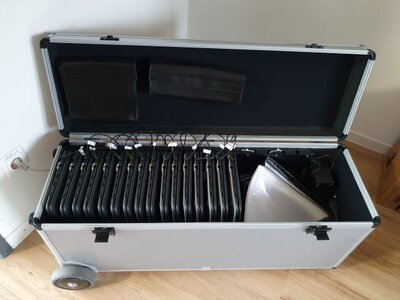 ge&ouml;ffneter Trolley mit Laptops 