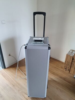 geschlossener Trolley mit Laptops 