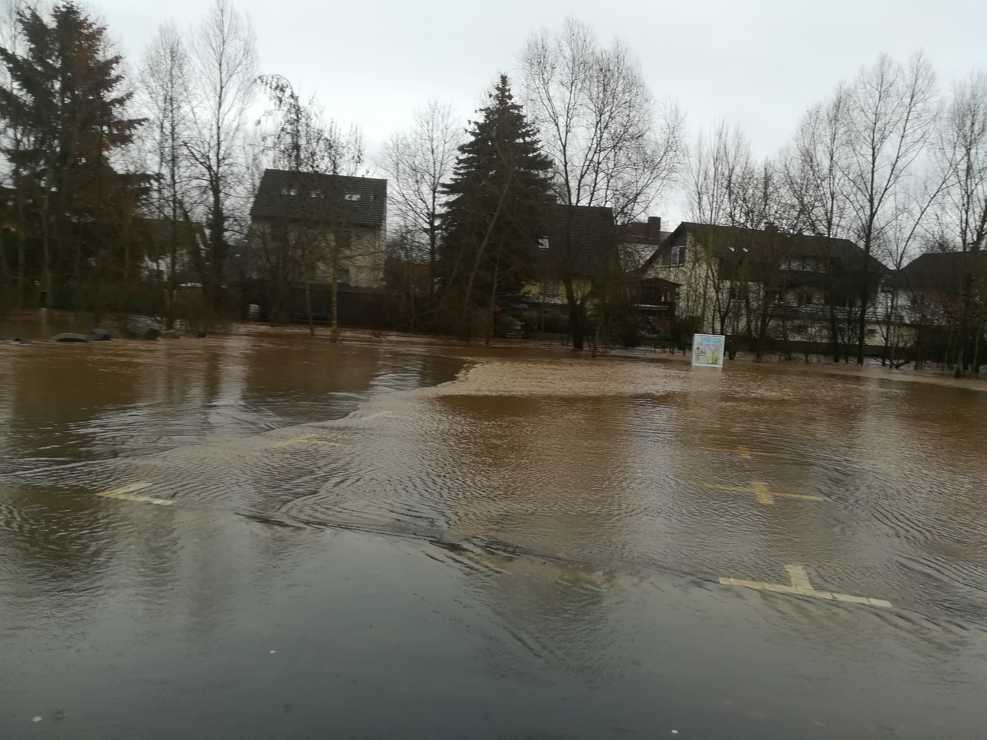 Bild: Überfluteter Parkplatz der Gründauhalle