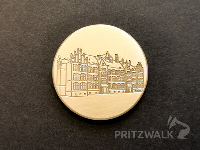 Im August ist das Gymnasium auf der Jubil&auml;ums-Medaille zu sehen. Foto: Beate Vogel  (Bild vergr&ouml;&szlig;ern)