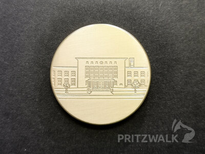 Die Medaille im April zeigt den Bahnhof. Foto: Beate Vogel  (Bild vergr&ouml;&szlig;ern)