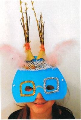 Larissa M&uuml;ller, 10 Jahre: &bdquo;Ich habe diese Maske gebastelt, weil ich gern verschiedene Materialien, besonders M&uuml;ll / Reste verwende. Die Maske wurde von mir &bdquo;Fantastisches M&uuml;llmonster&ldquo; genannt. Ich werde die Maske zum Fasching tragen, damit mich keiner erkennt.&ldquo;  (Bild vergr&ouml;&szlig;ern)