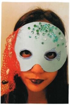 Elisa M&uuml;ller, 12 Jahre: &bdquo;Ich habe die Maske so gestaltet, weil ich gerne am Meer bin. Zum Fasching habe ich mich auch mal als Meerjungfrau verkleidet. Ich habe viele Jahre im Karnevalsverein mitgetanzt.&ldquo;  (Bild vergr&ouml;&szlig;ern)