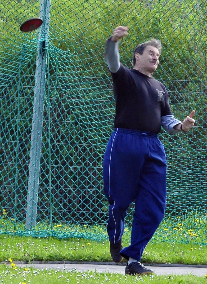Bild: Späteinsteiger: erst mit 55 Jahren kam Harro Ritter von Deschka zur Leichtathletik. Seit Ostersonnabend 2011 ist er Kreisrekordhalter der M70 mit Kugel und Diskus