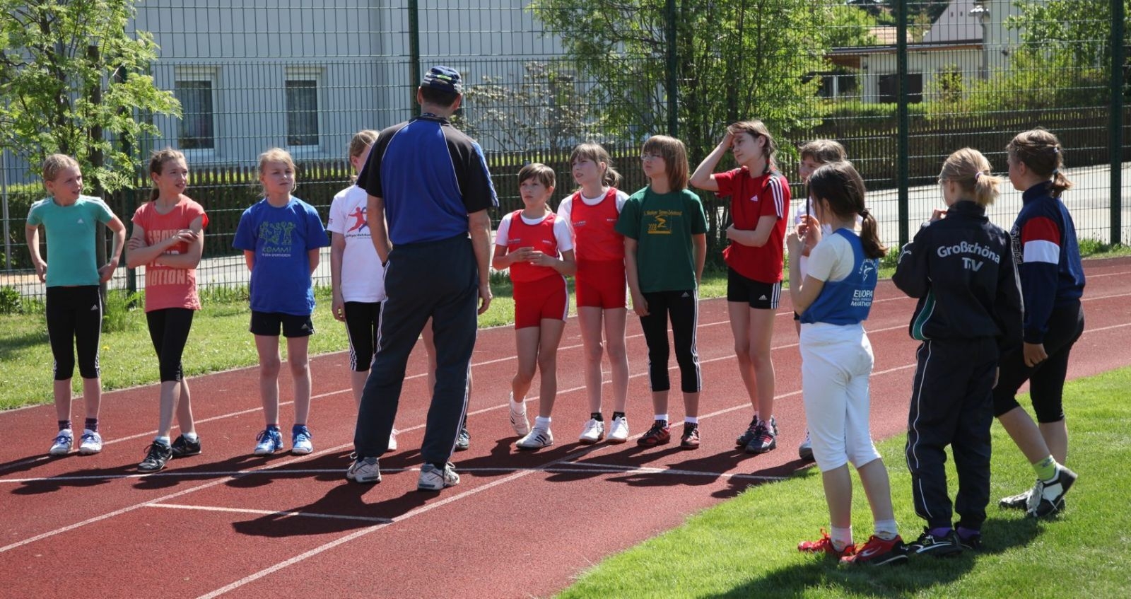 Bild: Start zum zweiten 800m-Lauf der elfjährigen Mädchen die aufgrund der riesigen Riege in zwei Läufen starten musste